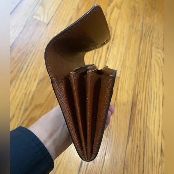 ⚜️LV: Monogram Sarah Wallet • Date Code: TH0021 - Picture 6 of 14